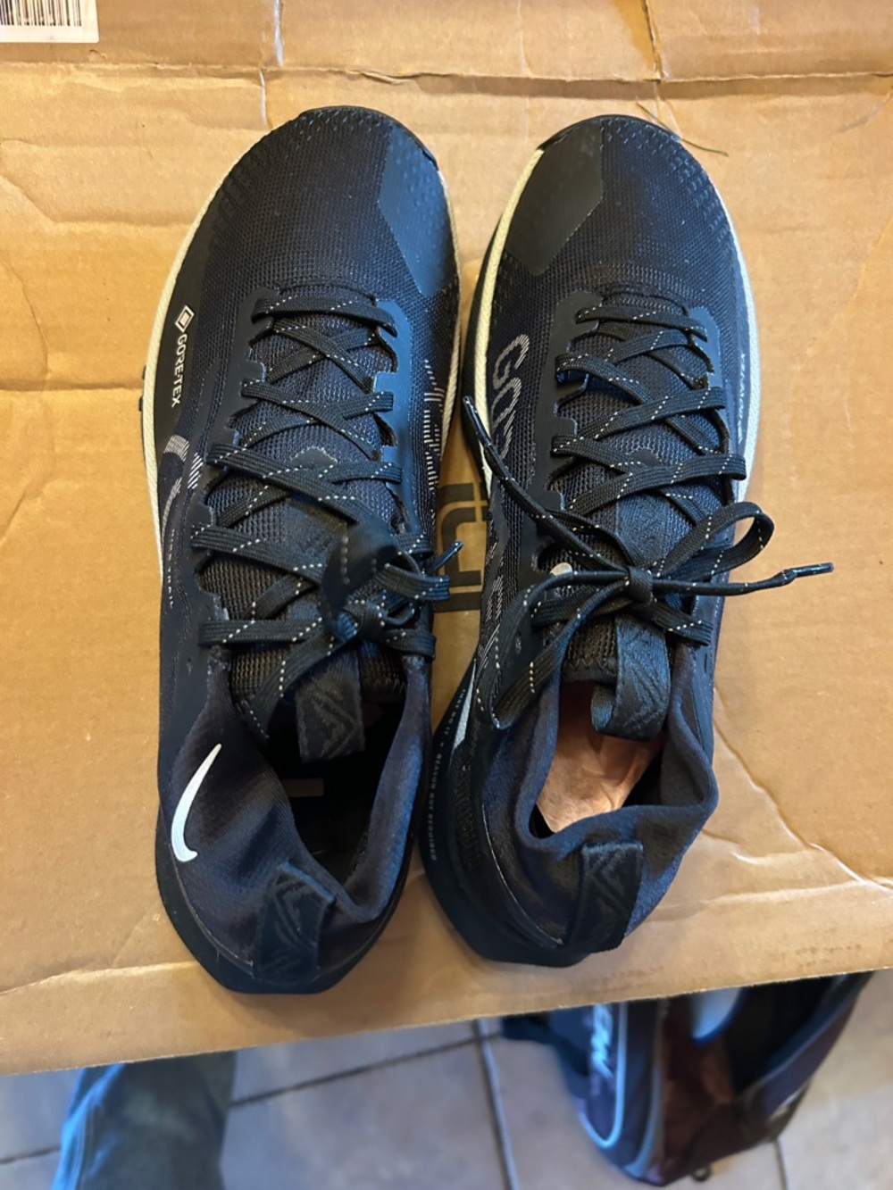 Nike Womens Black Athletic Running Shoes with White Swoosh